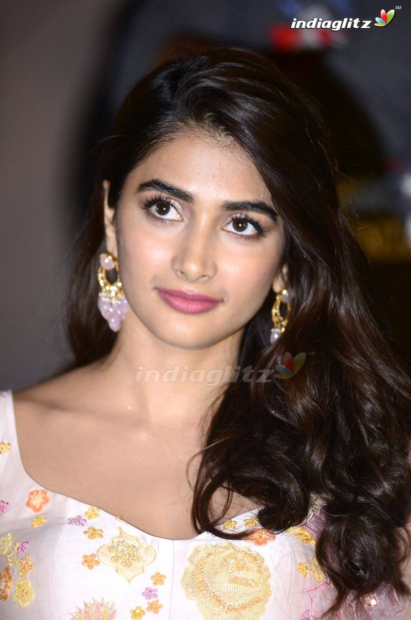 'Thalapathy 65' heroine Pooja Hegde tests positive for COVID 19 - Tamil ...