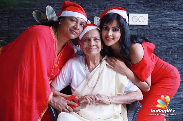 Amala Paul Celebrates Christmas with Family