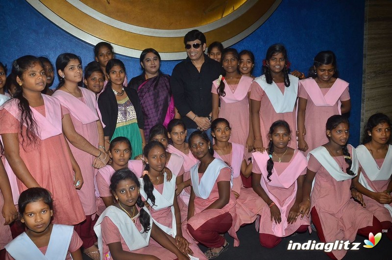 Anandaraj arranges 'Dhilluku Dhuddu' special show for childrens
