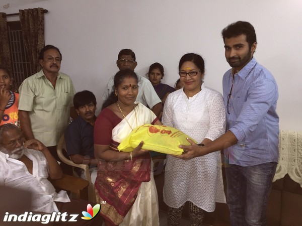 Deepavali Gift of Nadigar Sangam personally handed over to members at Coimbatore