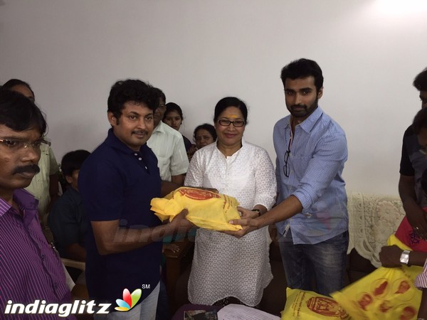 Deepavali Gift of Nadigar Sangam personally handed over to members at Coimbatore