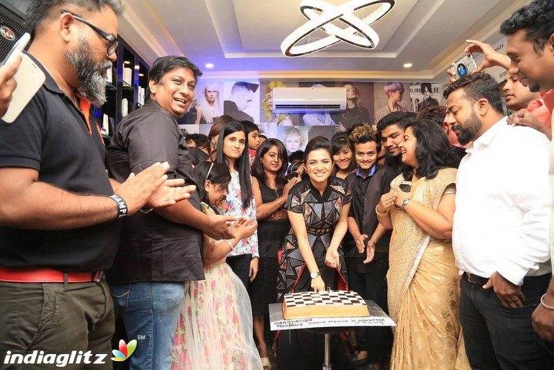 Tv Anchor Dd At Essensuals Toni And Guy Salon Launch Tamil