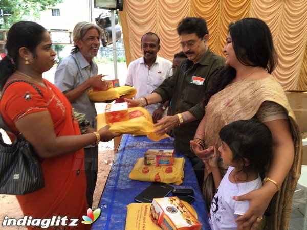 Deepavali Gift of Nadigar Sangam personally handed over to members