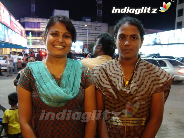 `Endhiran' Contest Winners Watch Movie On 2nd Day