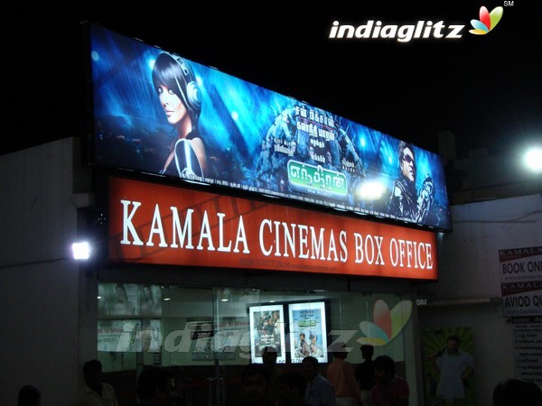 `Endhiran' Contest Winners Watch Movie On 2nd Day