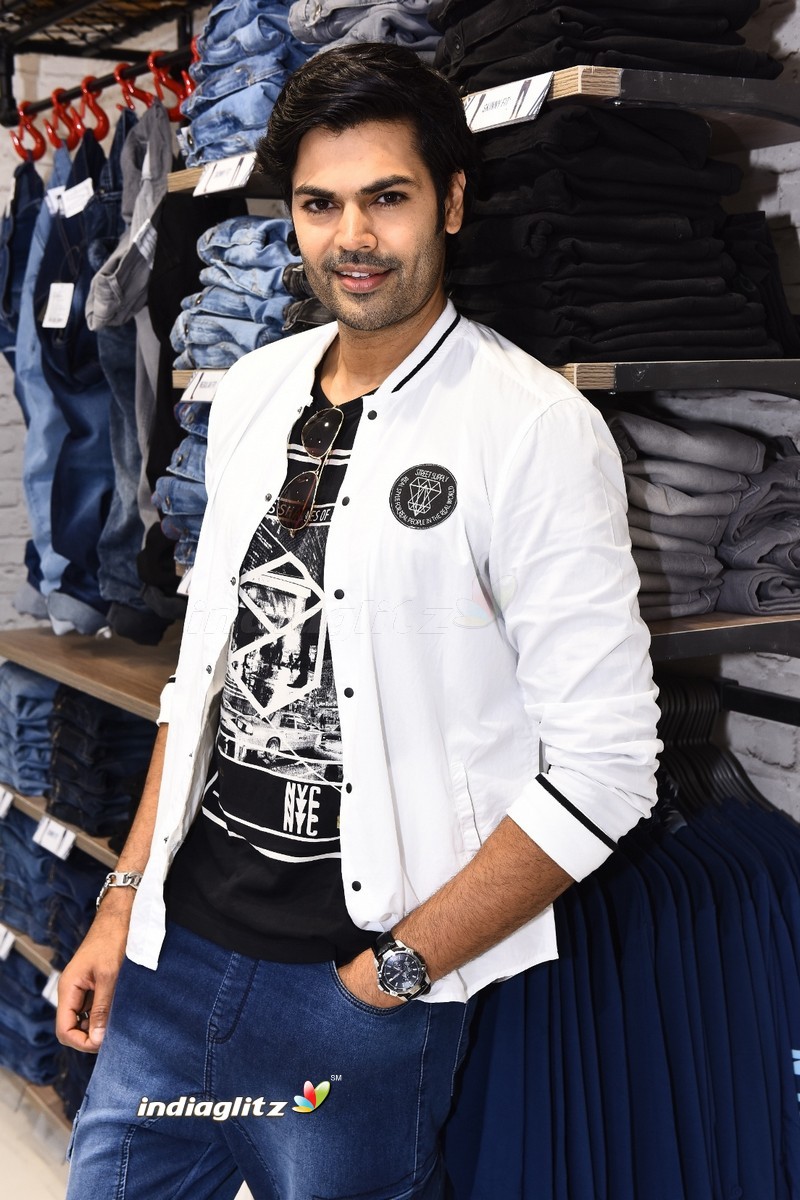 Bigg Boss Ganesh Venkatraman launches MAX Store at Chromepet