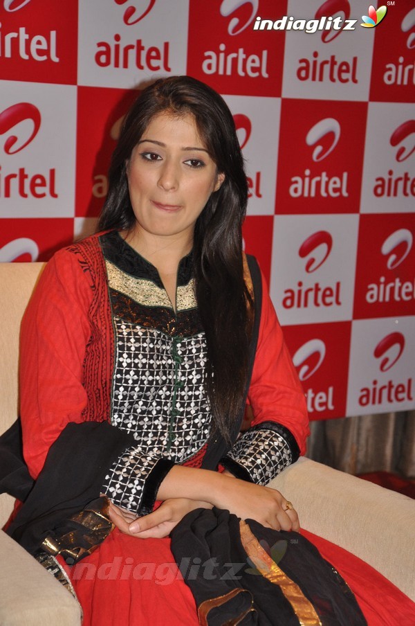 Lakshmi Rai Meets Airtel Contest Winners