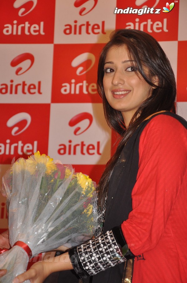 Lakshmi Rai Meets Airtel Contest Winners