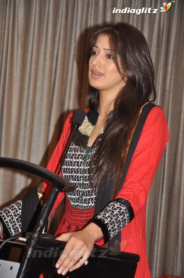 Lakshmi Rai Meets Airtel Contest Winners