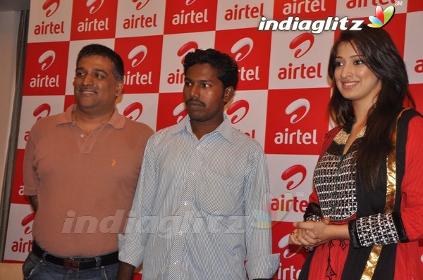 Lakshmi Rai Meets Airtel Contest Winners