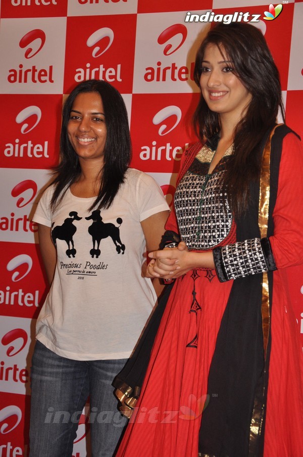 Lakshmi Rai Meets Airtel Contest Winners