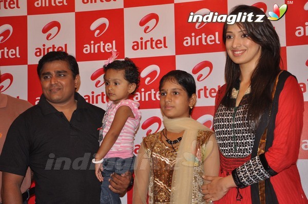 Lakshmi Rai Meets Airtel Contest Winners