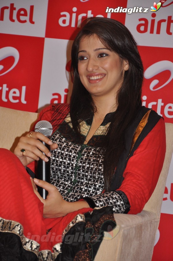 Lakshmi Rai Meets Airtel Contest Winners