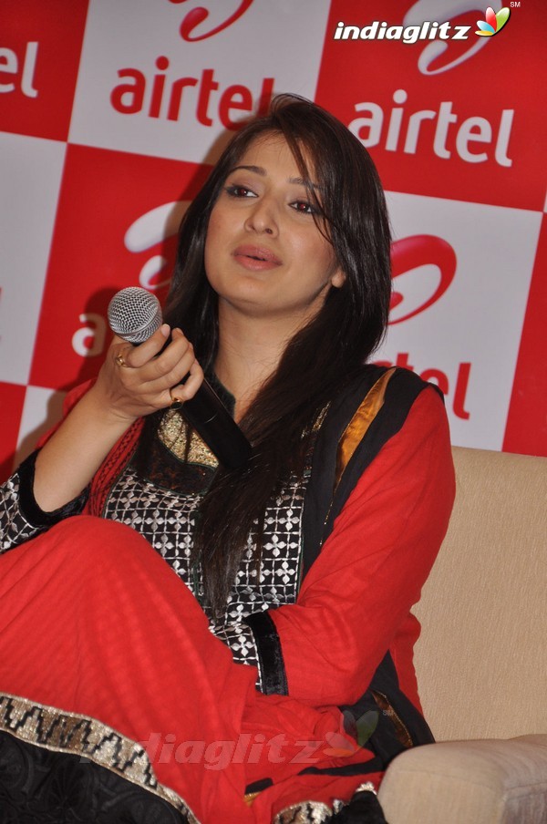 Lakshmi Rai Meets Airtel Contest Winners