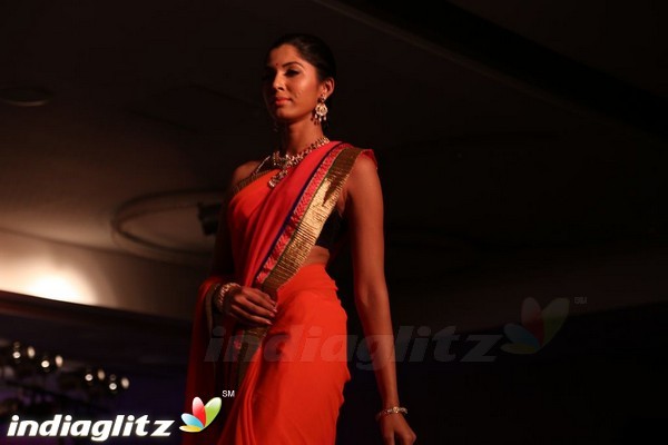 Bindhu Madhavi and Nadiya at The Madras Bridal Fashion Show