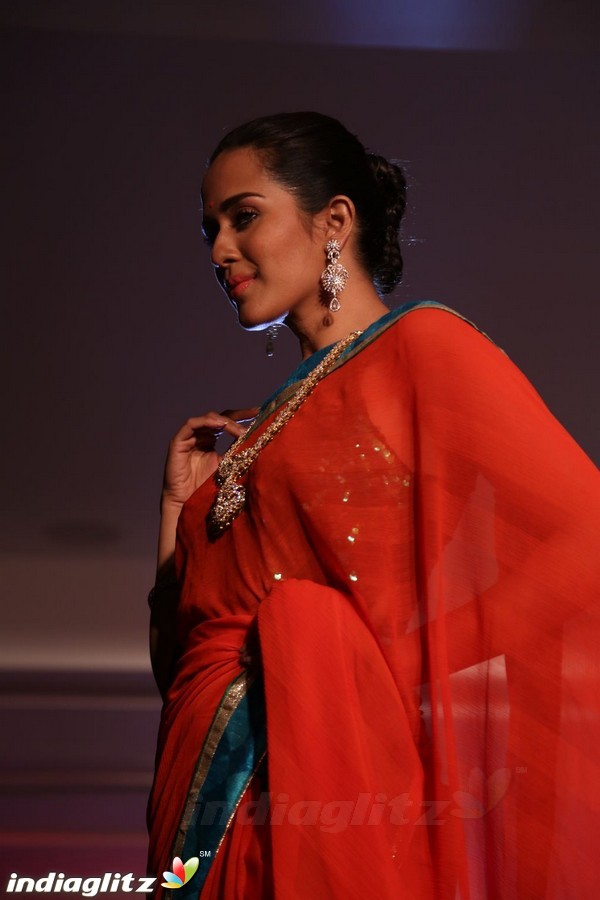 Bindhu Madhavi and Nadiya at The Madras Bridal Fashion Show