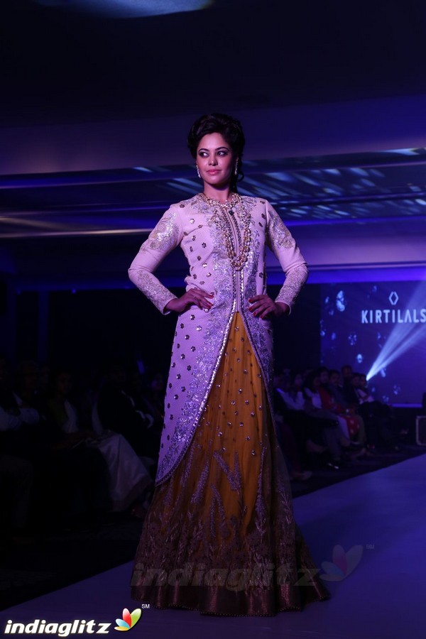 Bindhu Madhavi and Nadiya at The Madras Bridal Fashion Show