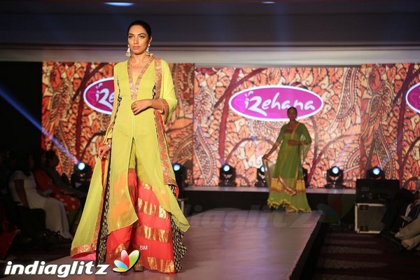 Bindhu Madhavi and Nadiya at The Madras Bridal Fashion Show