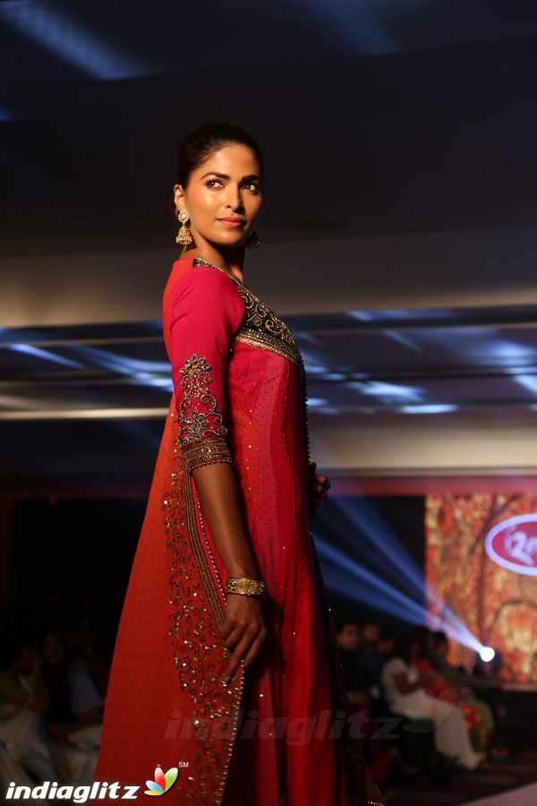 Bindhu Madhavi and Nadiya at The Madras Bridal Fashion Show