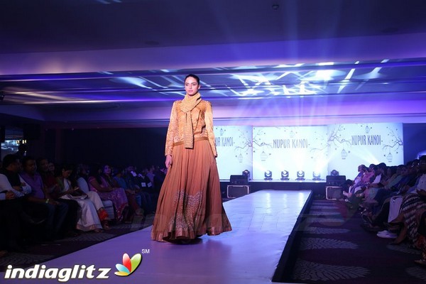 Bindhu Madhavi and Nadiya at The Madras Bridal Fashion Show