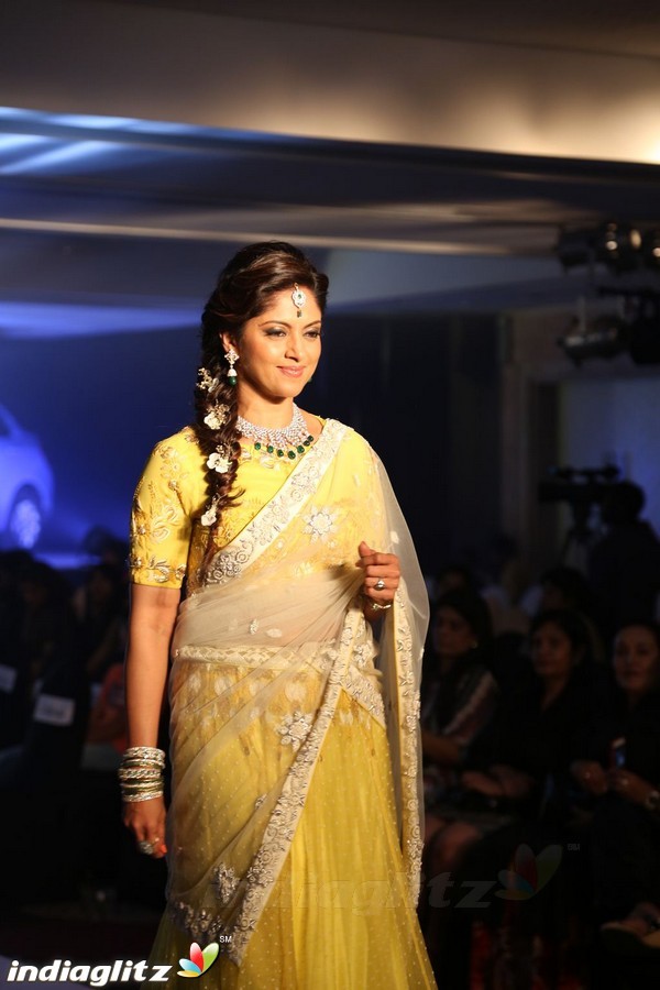 Bindhu Madhavi and Nadiya at The Madras Bridal Fashion Show