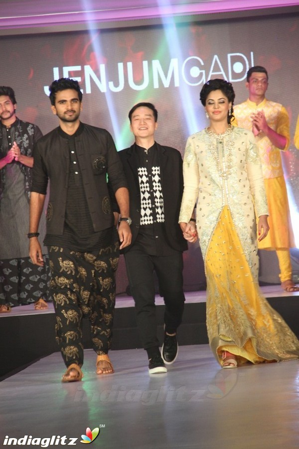 Bindhu Madhavi and Nadiya at The Madras Bridal Fashion Show