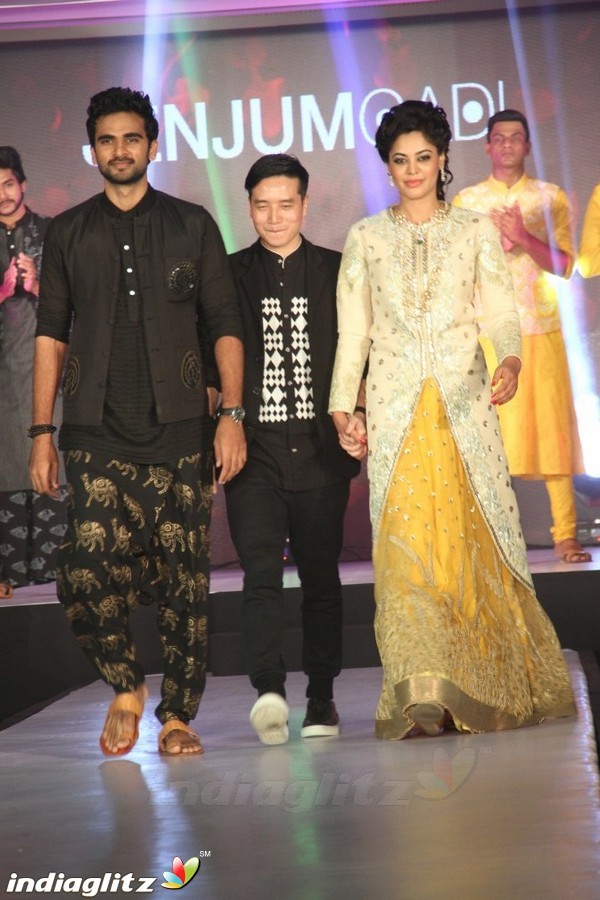 Bindhu Madhavi and Nadiya at The Madras Bridal Fashion Show