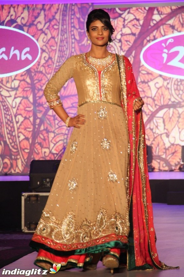 Bindhu Madhavi and Nadiya at The Madras Bridal Fashion Show