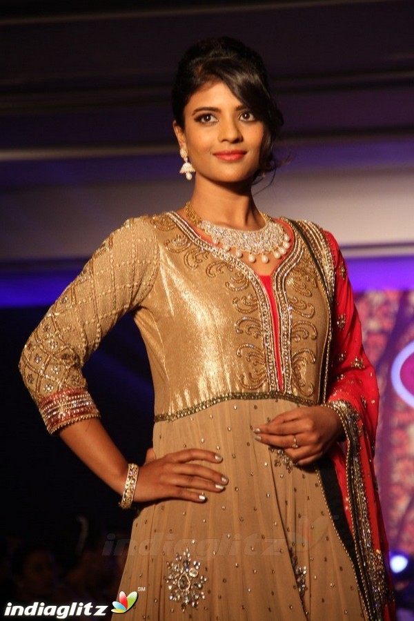 Bindhu Madhavi and Nadiya at The Madras Bridal Fashion Show