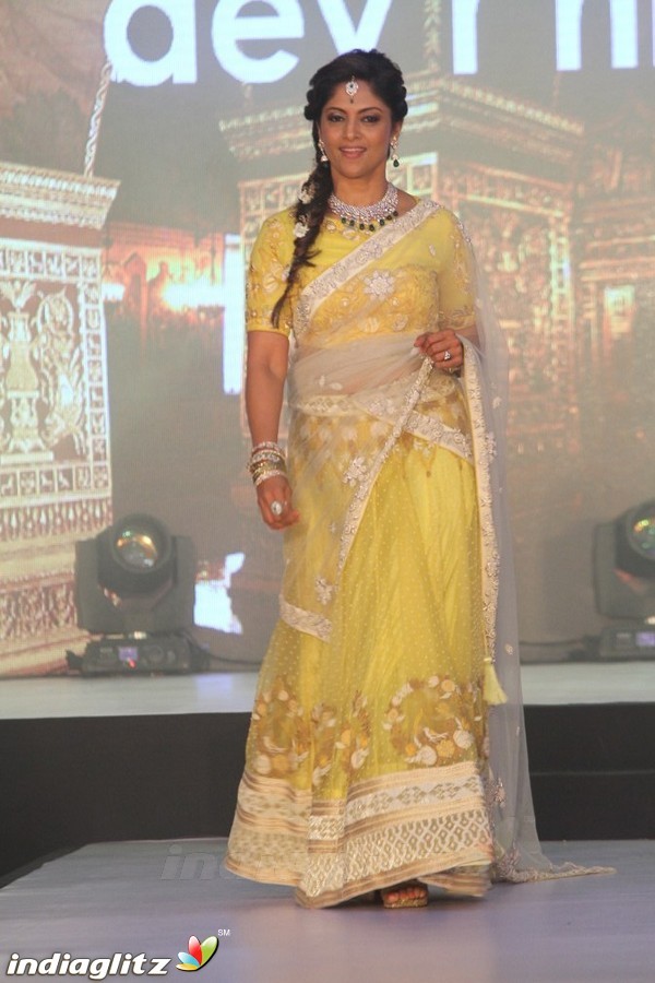 Bindhu Madhavi and Nadiya at The Madras Bridal Fashion Show