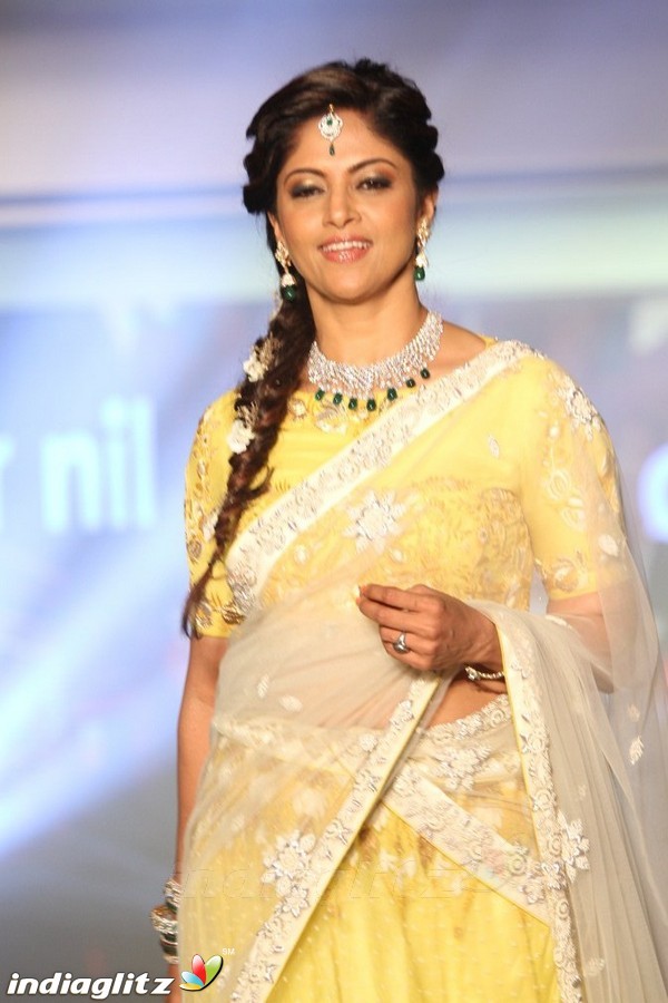 Bindhu Madhavi and Nadiya at The Madras Bridal Fashion Show