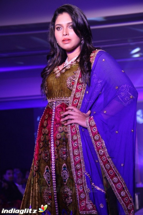 Bindhu Madhavi and Nadiya at The Madras Bridal Fashion Show