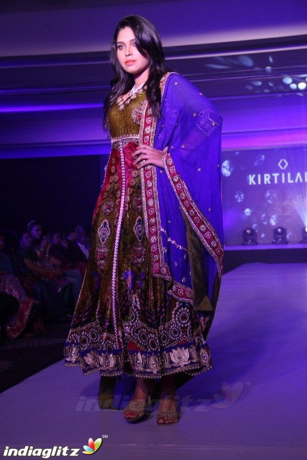 Bindhu Madhavi and Nadiya at The Madras Bridal Fashion Show