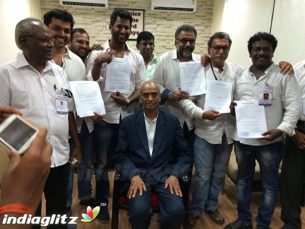 Advocate Bathmanathan gave Certificate to Paandavar Ani Team