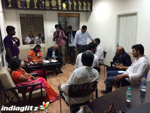 Advocate Bathmanathan gave Certificate to Paandavar Ani Team