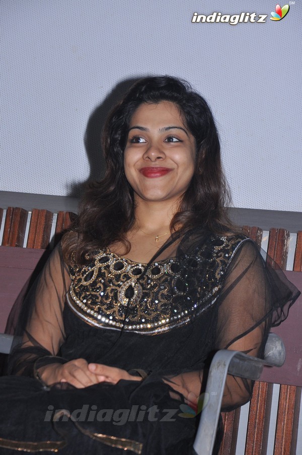 Sandhya @ Azhagiya Thirumathi Azhagi Potti