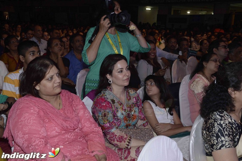 Shreya Ghoshal Paying Tribute to Lata Mangeskar