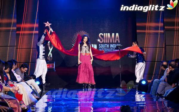 Vikram, Dhanush, Simbu @ SIIMA Awards!