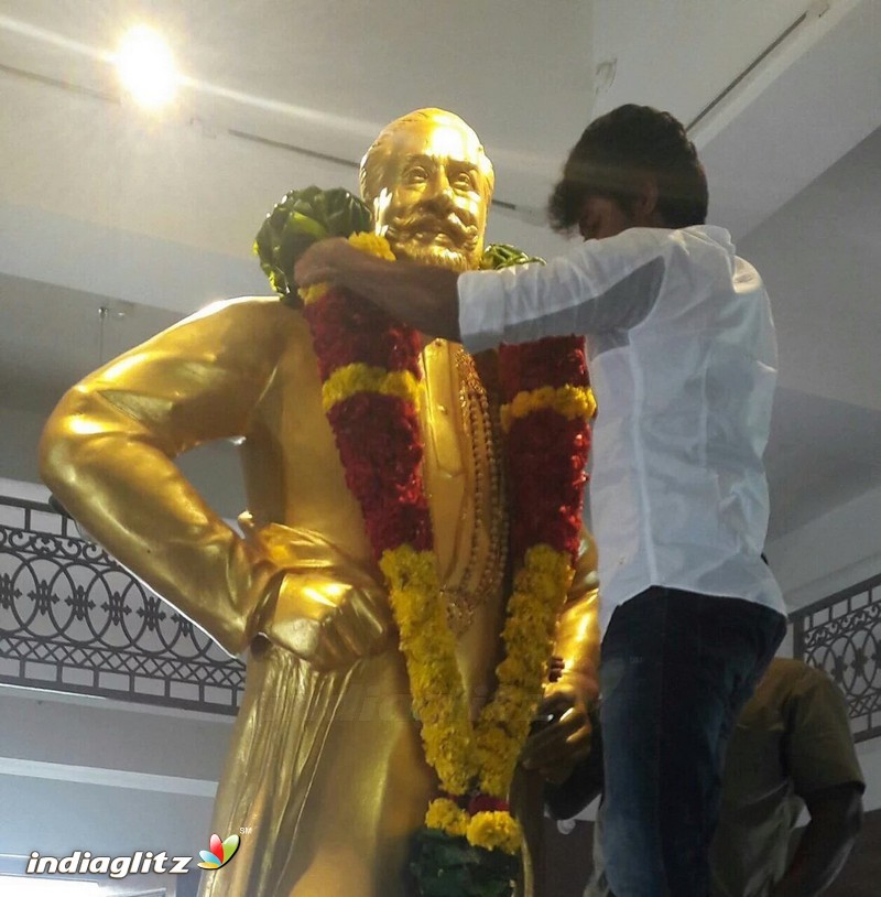 Sivakarthikeyan pays homage to Nadigar Thilagam Sivaji Ganesan memorial