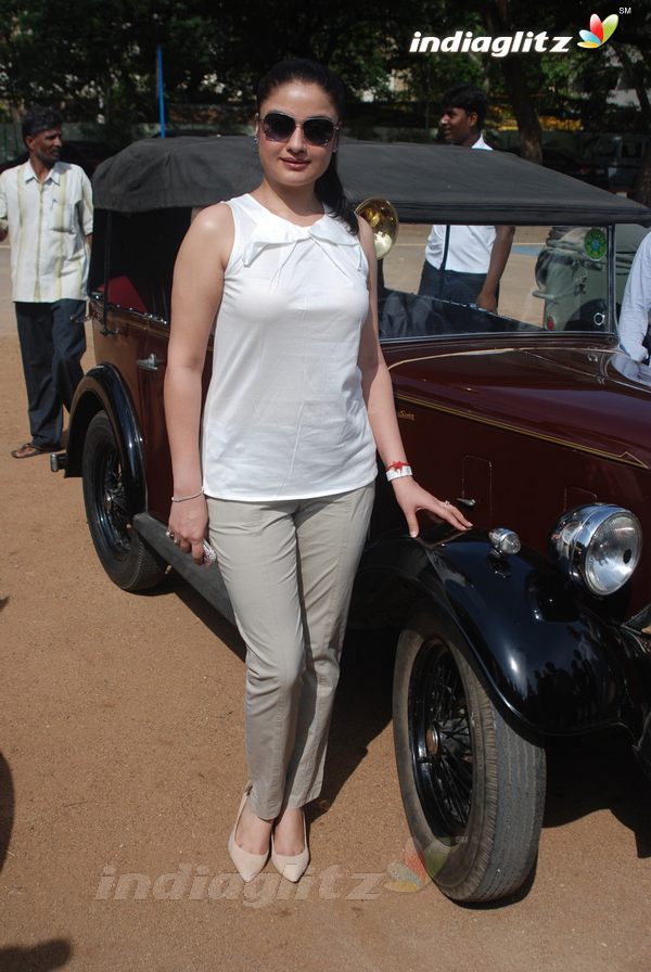 Sonia Aggarwal Flags Off Heritage Car Rally