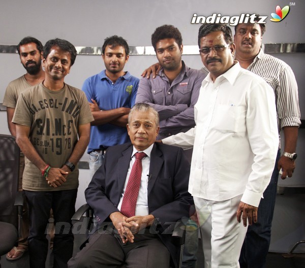 'Thuppakki' Crew With CBI Director Karthikeyan