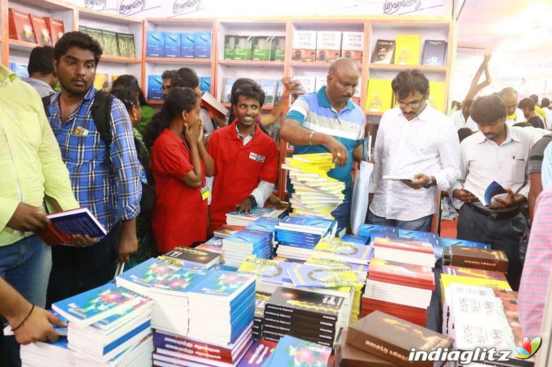 Kaviperarasu Vairamuthu Meets and Greets His Readers at Chennai Book Fair 2016