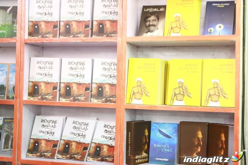 Kaviperarasu Vairamuthu Meets and Greets His Readers at Chennai Book Fair 2016