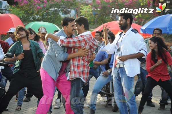 Vijay Dances In 'Rowdy Rathore' With Akshay Kumar!