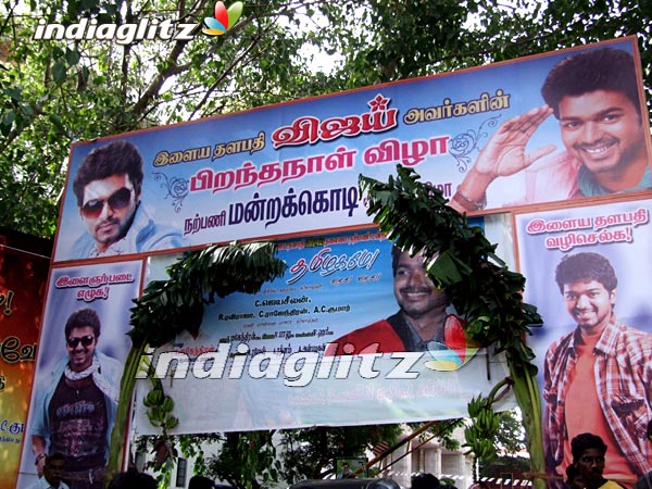 Vijay's Unveils Fan Club Flag