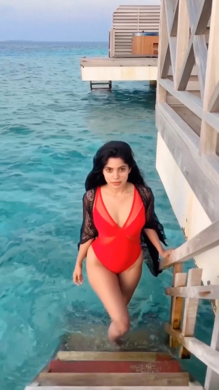 Actress Divya Bharathi Bikini Video Goes Viral In Internet தமிழ் News