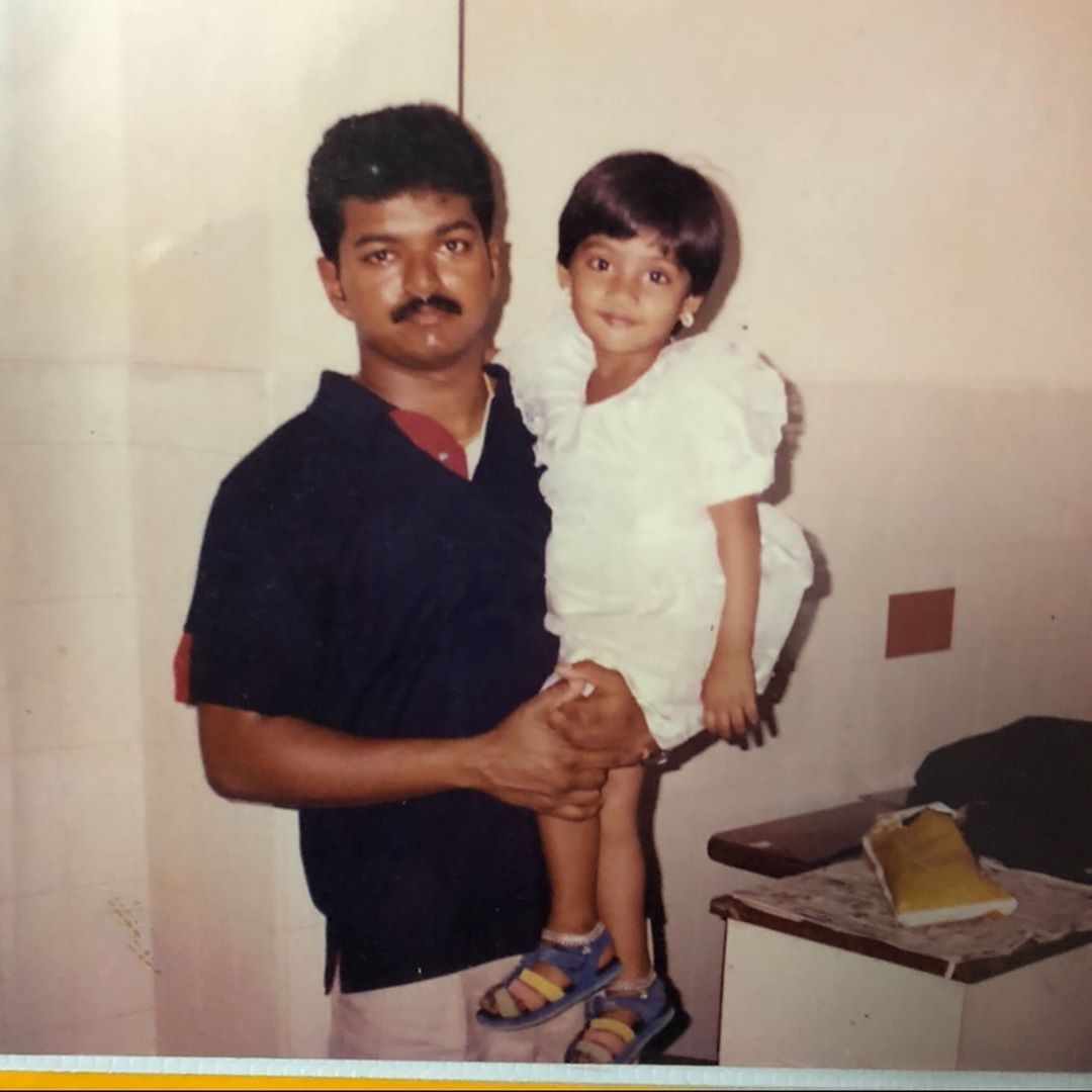 Do you know this little girl with Thalapathy Vijay is a heroine now - Tamil  News - IndiaGlitz.com