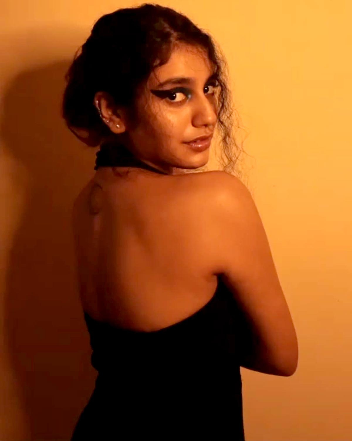 Priya Prakash Varrier Glamour Post Viral In Instagram Tamil News