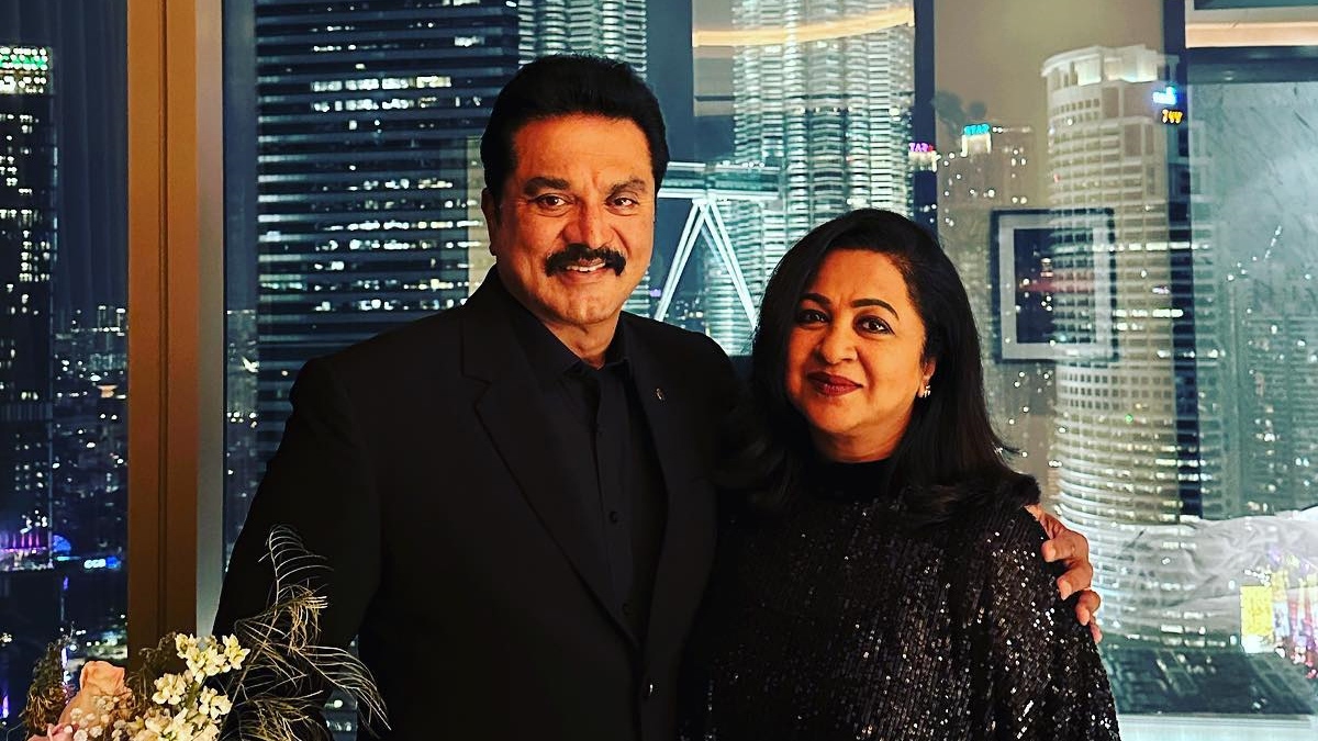 1200px x 675px - Radhika and Sarathkumar are lovestruck in this new viral photo - Deets -  News - IndiaGlitz.com