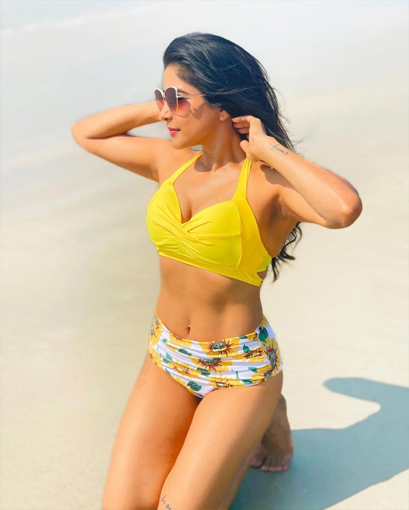 Sakshi Agarwals Stunning Bikini Photos Set Internet On Fire Tamil News 